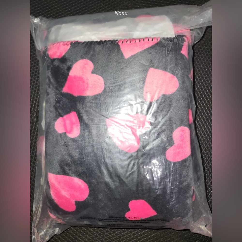 Victoria Secret Heart Blanket NIP - Picture 2 of 3